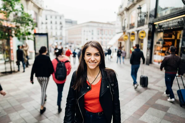 Молодая Путешественница Осматривает Городские Достопримечательности Путешествие Европу Прогулка Мадриду Рюкзаком — стоковое фото