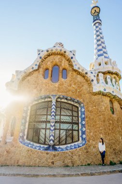 Parc Guell, Barselona, İspanya 'da turistik gezi. Gaudi' nin Barcelona 'daki binalarını ziyaret etmek için aktif tatil. Parkın girişindeki Porter' s Lodge köşkü.