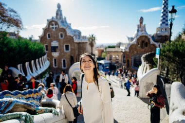 Barcelona, İspanya 'daki ünlü Gaudi' s Parc Guell 'i ziyaret eden kadın turist. La Salut mahallesini geziyor. İspanya' da tatil. Avrupa 'ya seyahat, UNESCO' nun ünlü tarihi eserlerini ziyaret etme..