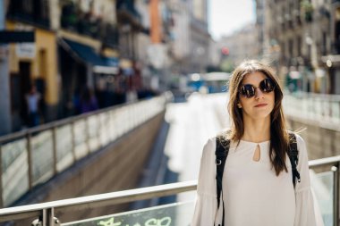 Madrid, İspanya 'yı ziyaret eden gülümseyen genç bir kadın. Tarihi bir yeri ziyaret ediyor. Bütçeyle seyahat ediyor.
