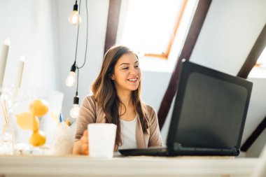 Evden çalışan genç bir kadın. İçişleri Bakanlığı. Karantina altında. Günlük çalışma ortamı. Sabah rutini. Kahve içerken entepreneur Checkinh e-postası.