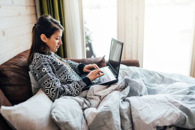 Ev bilgisayarında çalışan bir kadın. E-postaları kontrol ediyor. Uzaktan çalışıyor. Çevrimiçi iş kariyeri. Yazar editörü.