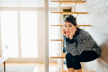 Stresli üzgün kadın aşırı düşünme sorunu yaşıyor. Evde kalmaktan sıkılmış anne. Karantina zihinsel sağlık etkisi. Sosyal mesafeli yalnızlık.