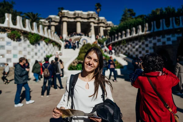 Joven Turista Que Visita Patrimonio Humanidad Unesco Obras Antoni Gaudi — Foto de Stock