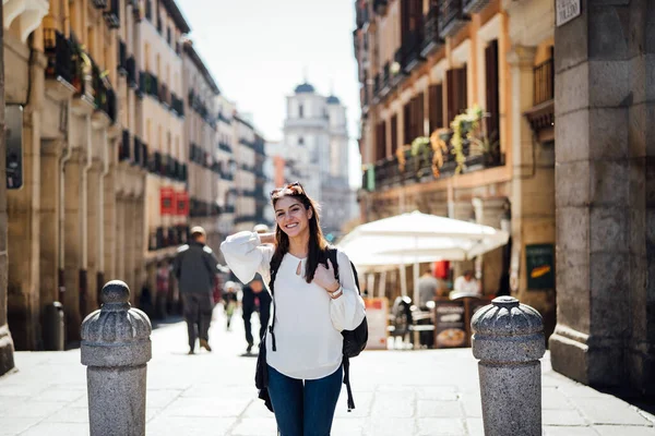 Ung Lycklig Kvinna Utforskar Centrala Madrid Besöka Berömda Landmärken Och — Stockfoto