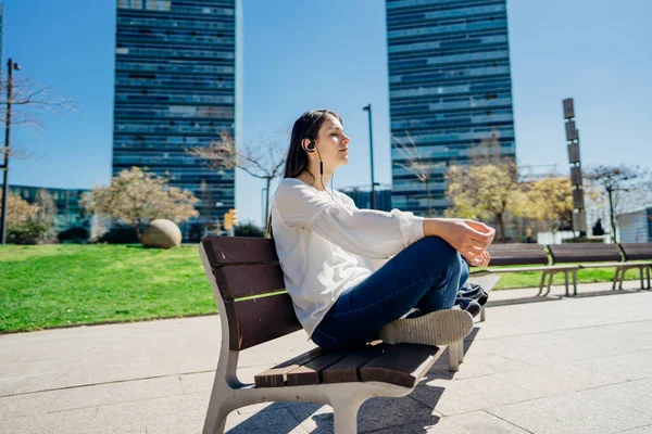Mujer Tranquila Mujer Negocios Meditando Aire Libre Con Auriculares Usind — Foto de Stock