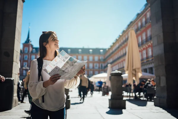 Besök Berömda Landmärken Och Platser Glada Kvinnliga Resenären Berömda Plaza — Stockfoto