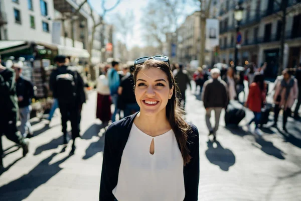 Веселая Молодая Туристка Осматривающая Достопримечательности Улице Rambla Барселона Испания Прогулка — стоковое фото