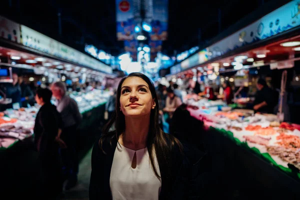 Молодая Женщина Турист Рынке Бокерия Барселоне Испания Посмотрите Вокруг Знаменитый — стоковое фото