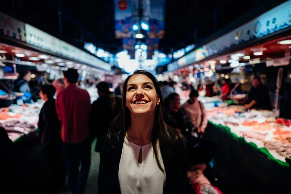 Молодая Женщина Турист Рынке Бокерия Барселоне Испания Посмотрите Вокруг Знаменитый — стоковое фото