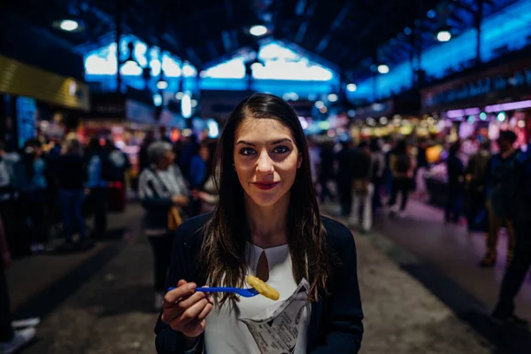 Молодая Женщина Турист Рынке Бокерия Барселоне Испания Еда Тапас Linch — стоковое фото