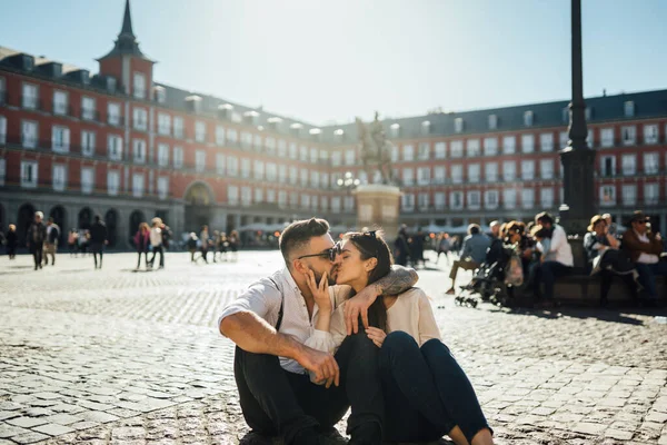 Счастливая Молодая Пара Туристов Посещающих Знаменитую Площадь Plaza Mayor Marid — стоковое фото