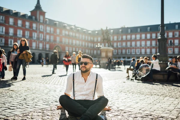 Attraktiv Ung Man Påverkar Turist Besöker Kända Landmärken Och Platser — Stockfoto