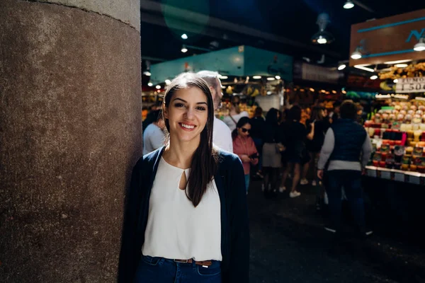 Berömd Matmarknad Las Ramblas Gatan Barcelona Ung Kvinna Turist Boqueria — Stockfoto