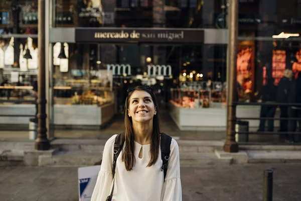 Женщина Путешественница Мадриде Испания Популярные Люди Собирающиеся Туристическом Месте Центре — стоковое фото