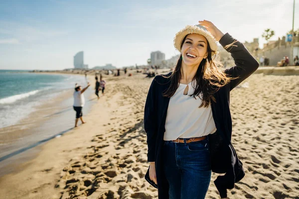 Turista Mujer Despreocupada Disfrutando Playa Mujer Alegre Con Sombrero Paja — Foto de Stock