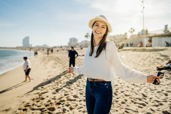 Веселые Туристки Соломенной Шляпе Которые Весной Посещают Песчаный Пляж Барселоны — стоковое фото