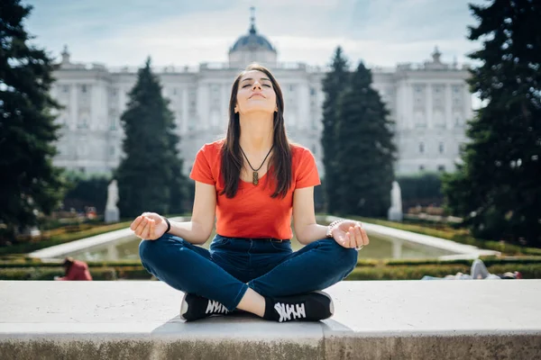 Fiatal Gyakorló Jóga Meditáció Parkban Városi Kikapcsolódás Meditál Egy Nyilvános — Stock Fotó