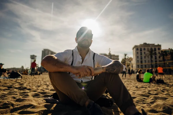 Stilig Man Sitter Sanden Vid Stranden Barceloneta Barcelona Spanien Spansk — Stockfoto