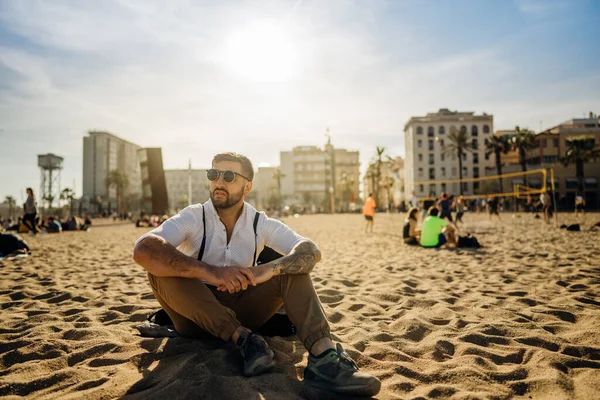 Stilig Man Sitter Sanden Vid Stranden Barceloneta Barcelona Spanien Spansk — Stockfoto