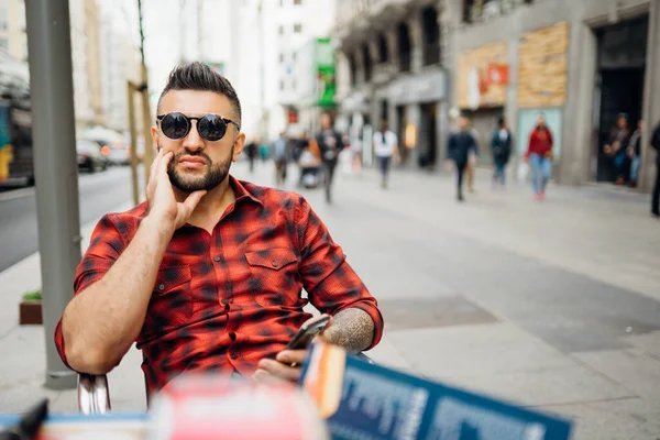 Stilig Ung Man Sitter Stadskafé Den Livliga Gatan Madrid Spanien — Stockfoto