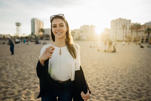 Mujer Sonriente Disfrutando Día Soleado Playa Barceloneta Barcelona Cataluña España —  Fotos de Stock