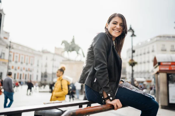Площади Соль Центре Мадрида Испания Молодая Женщина Веселится Женщина Туристка — стоковое фото