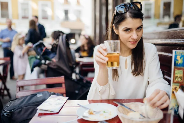 Mladá Žena Jíst Tapas Jídlo Pití Piva Španělsku Dovolená Španělsku — Stock fotografie