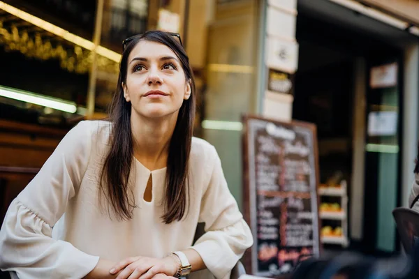 Mujer Joven Sentada Café Esperando Orden Mirada Optimista Feliz Turista — Foto de Stock