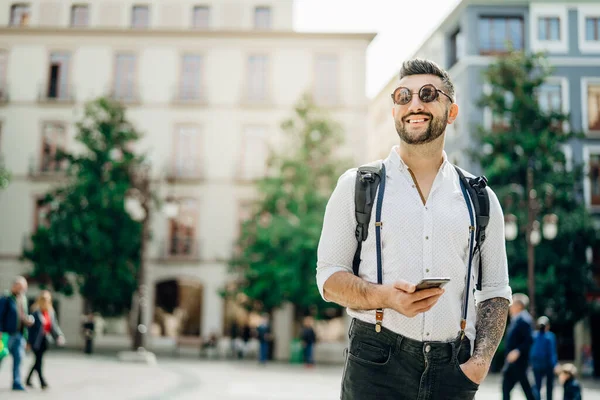 Ung Stilig Man Som Använder Smartphone Främmande Land Backpacker Reser — Stockfoto