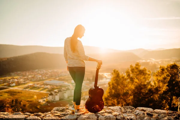 Jovem Guitarrista Segurando Uma Guitarra Acústica Olhando Para Pôr Sol — Fotografia de Stock