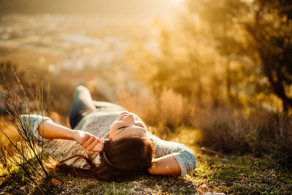 Mulher Feliz Carefree Que Encontra Prado Verde Grama Alto Montanha — Fotografia de Stock