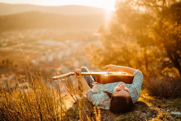 Jovem Guitarrista Tocando Guitarra Acústica Olhando Para Sunset Searching Inspiration — Fotografia de Stock