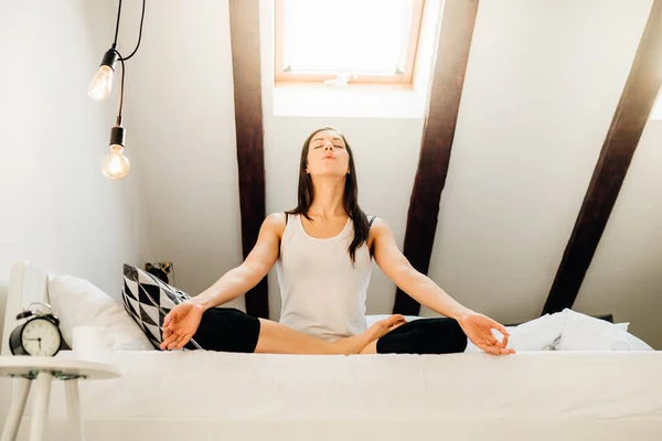Mujer Meditando Dormitorio Casa Práctica Antiestrés Superación Ansiedad Miedo Meditación —  Fotos de Stock