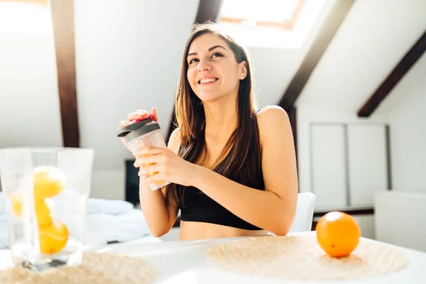 Mujer Ropa Deportiva Bebiendo Batido Polvo Aminoácido Naranja Dulce Después —  Fotos de Stock