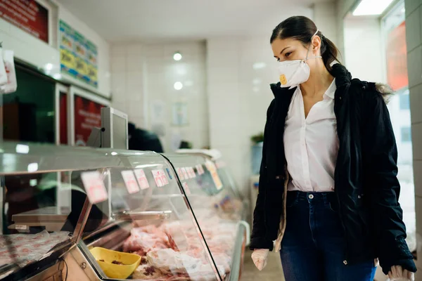 Femeie Masca Protectie Cumparaturi Pentru Suplies Cumpărături Bugetare Cumpărarea Carne — Fotografie, imagine de stoc