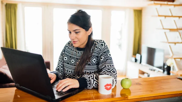 Mulher Negócios Que Trabalha Casa Computador Portátil Verificando Email Working — Fotografia de Stock