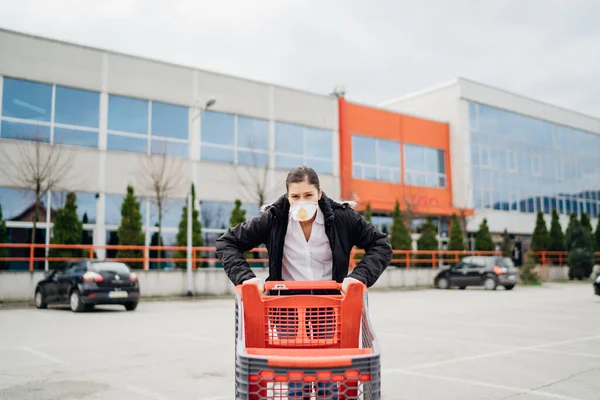 Mujer Con Máscara Facial Comprador Pánico Corriendo Supermercado Con Carrito —  Fotos de Stock