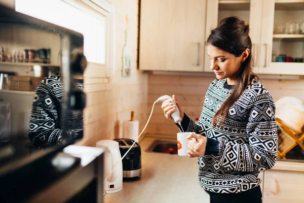 Frau Die Kaffee Trinken Hause Küche Mit Elektrischen Milchschäumer Getränkemaschine — Stockfoto