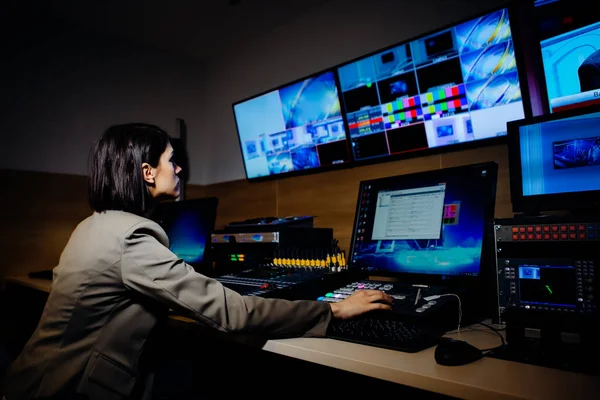 Diretor Feminino Sala Edição Controle Estúdio Televisão Equipamentos Console Mixer — Fotografia de Stock