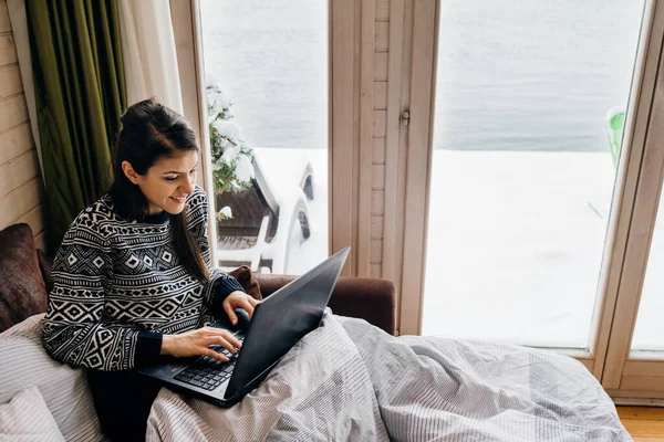 Wanita Bisnis Yang Bekerja Dari Rumah Laptop Computer Checking Email — Stok Foto