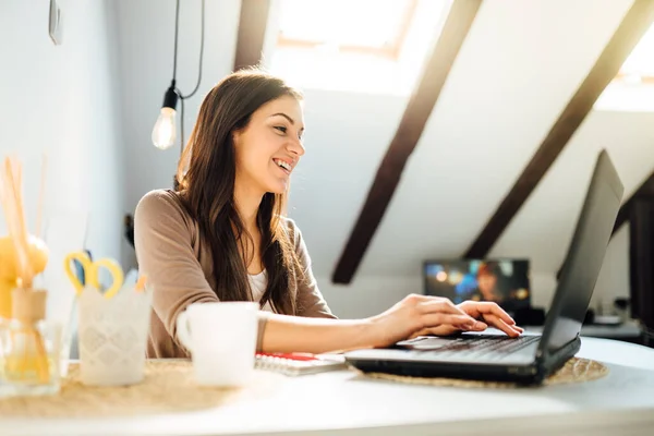 Mulher Negócios Que Trabalha Casa Computador Portátil Verificando Email Working — Fotografia de Stock