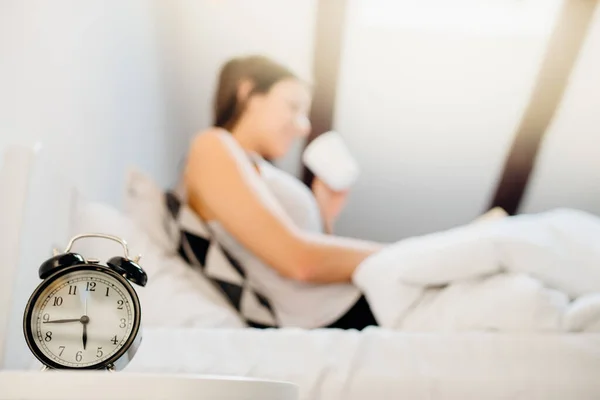 Relógio Despertador Tocando Mulher Acordando Manhã Cedo Para Trabalho Efeitos — Fotografia de Stock