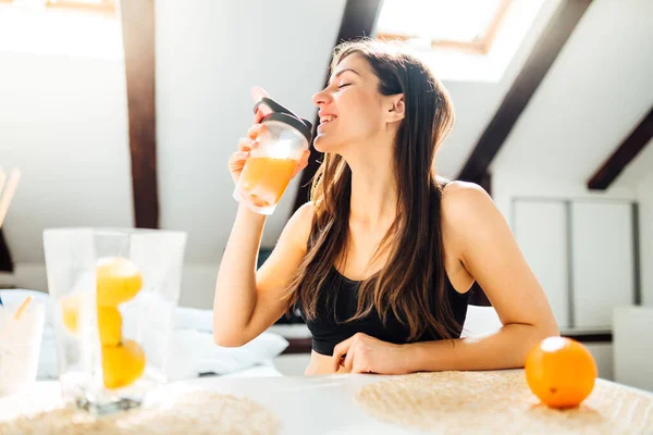 Mujer Casa Bebiendo Naranja Con Sabor Aminoácido Vitamina Polvo Keto —  Fotos de Stock
