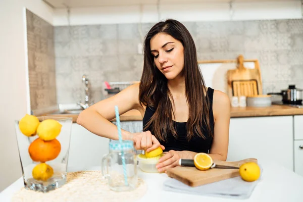 健康快乐的女人 喝自制的有机柑橘类水果饮料 柠檬水 排毒饮食 油性皮肤食物 免疫系统强 健康饮食 天然抗氧化剂维生素来源 — 图库照片