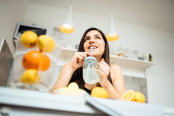 Gesunde Fröhliche Frau Trinkt Hausgemachte Bio Zitrusfrüchte Mischgetränke Limonade Detox — Stockfoto