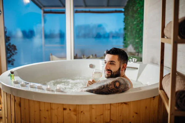 Homem Relaxante Casa Ritual Banheira Hidromassagem Com Copo Vinho Spa — Fotografia de Stock