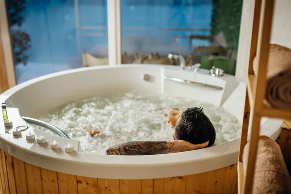 Jakuzide Bir Bardak Şarapla Evde Dinlenen Bir Adam Banyo Jakuzisinde — Stok fotoğraf