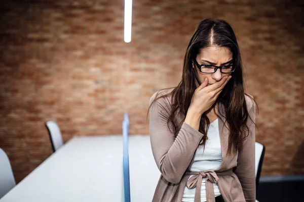 Mulher Negócios Escritório Vazio Com Problemas Mentais Emocionais Cefaleias Stress — Fotografia de Stock