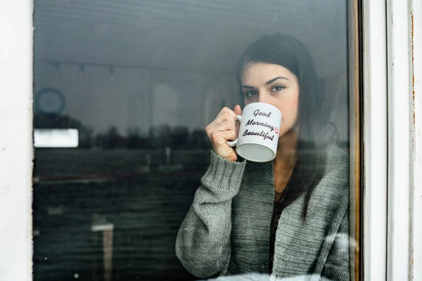 Mulher Nova Que Fica Casa Bebendo Café Chá Olhando Através — Fotografia de Stock